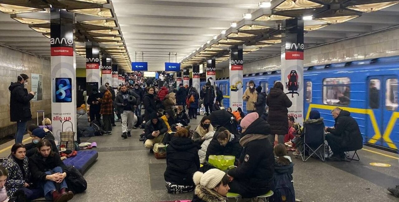 Люди перебувають на станції київського метро під час повітряної тривоги