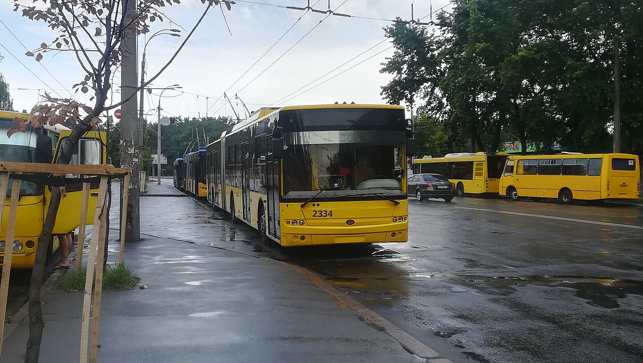 Тролейбус на проспекті Свободи в Києві