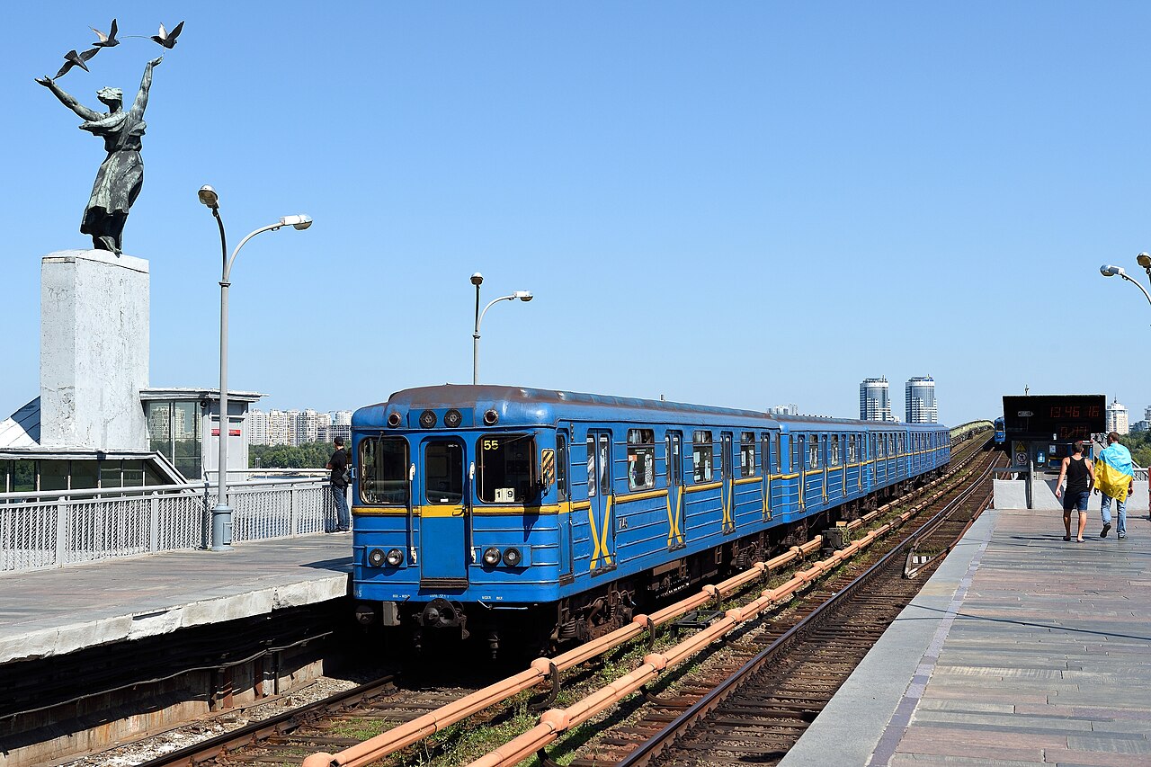 Потяг київського метро біля станції Дніпро