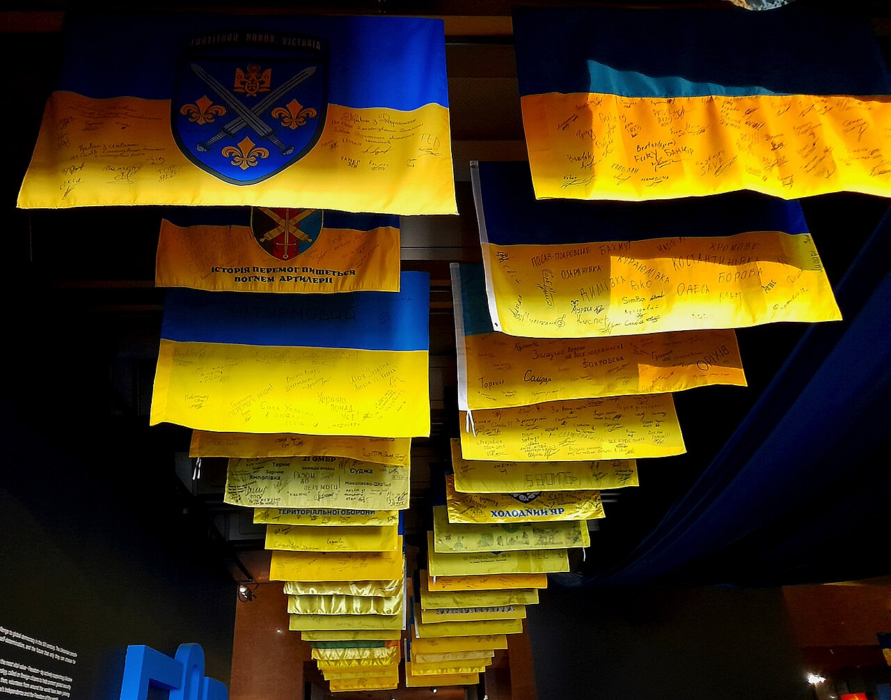 Підписані українські прапори в Музеї війни у Києві